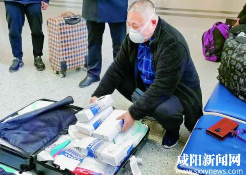  'Shaanxi Good Man ' Chen Jun （Sam bel t&ouml;bb mint 1000 maszkot v&aacute;s&aacute;rolt a tengerent&uacute;lon, &eacute;s adom&aacute;nyozta sz&uuml;lőv&aacute;ros&aacute;nak